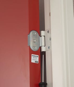 Ljudisolera dörr: Justera dörrens höjd Ljudisolera dörr: Justera dörrens höjd